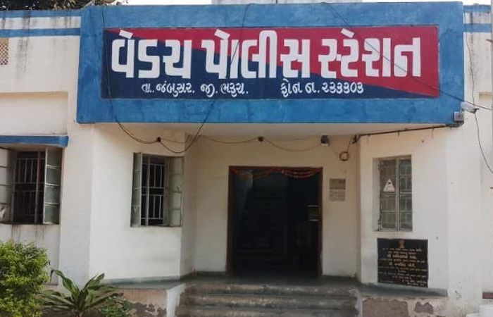 'મારી પત્નીના ફોટા લોકોને કેમ બતાવે છે' તેમ કહી પિતા - પુત્રએ યુવકને ફટકાર્યો