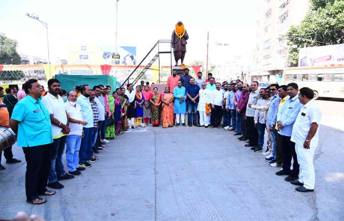 જામનગર શહેરમાં ભાજપ અને કોંગ્રેસ દ્વારા સરદાર વલ્લભભાઇ પટેલની પ્રતિમાને ફુલહાર કરાયા
