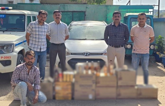અમદાવાદ: બોપલ ચાર રસ્તા પાસે નકલી નંબર પ્લેટવાળી કારમાંથી વિદેશી દારૂ ઝડપાયો, ચાર લાખનો મુદ્દામાલ જપ્ત