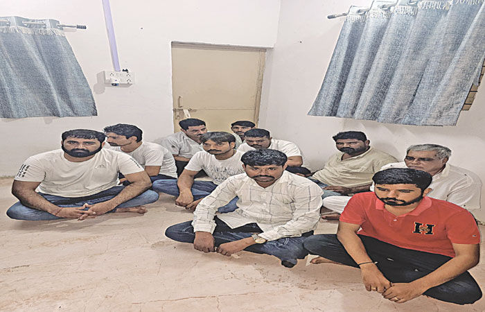 ચોટીલાના છત્રી ચોક વિસ્તારમાં રહેણાંક મકાનમાંથી જુગારધામ ઝડપાયું