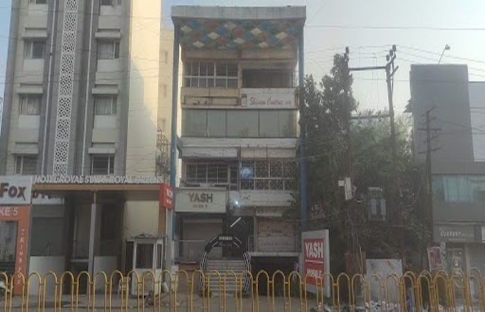 જામનગરમાં અંબર સિનેમા રોડ પર મોબાઇલ ફોનના શોરૂમમાંથી રૂ.9 લાખની કિંમતના 15 નંગ મોબાઈલ ફોનની ચોરી થયાની ફરિયાદ