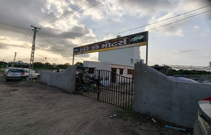 જામનગર નજીક નાઘેડી ગામમાં એસ્ટેટ વિભાગની ટીમે રહેણાંક એરિયાની વચ્ચે કારના બોડીકામથી લોકોને ત્રાસ હોવાથી પેઢી સીલ કરી
