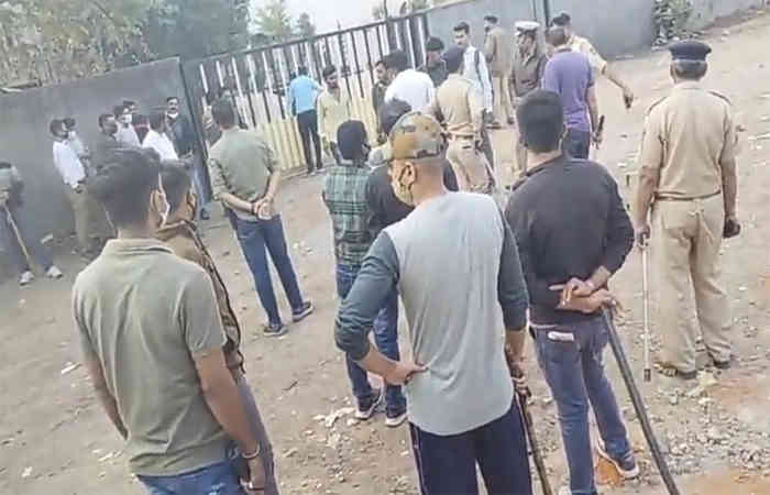 વડોદરા ગોરવામાં પોલીસે ગાયો પકડતાં ગૌપલકો દ્વારા હુમલો, પોલીસ કર્મી સહિત ત્રણને ઇજા, બેની અટકાયત