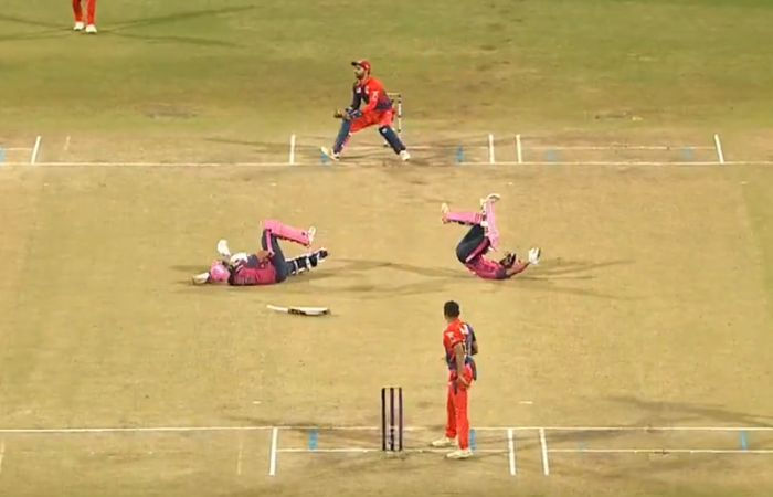VIDEO: પિચ પર પડ્યા બંને બેટર, છતાં કોઈ રનઆઉટ ના થયું... T20 ક્રિકેટમાં આવા દ્રશ્ય નહીં જોયા હોય!