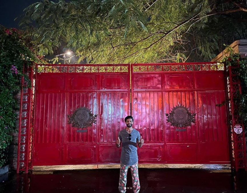 Ravindra Jadeja posts photo posing in front of Dhoni’s house in Ranchi