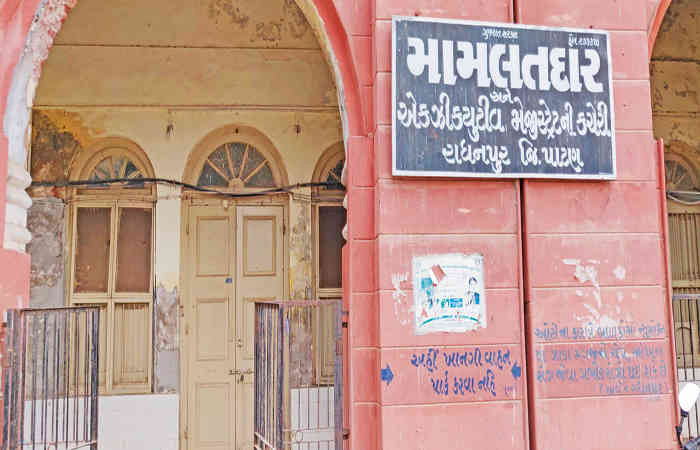 રાધનપુરના મામલતદાર અને ચીફ ઓફિસર રજા ઉપર ઉતર્યા