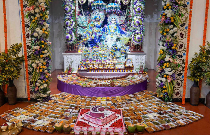 અમદાવાદ: ભાડજ હરેકૃષ્ણ મંદિરે નિત્યાનંદ ત્રિયોદશીની ભવ્ય ઉજવણી, પ્રભુને ધરાવાયો 108 વાનગીઓનો અન્નકૂટ