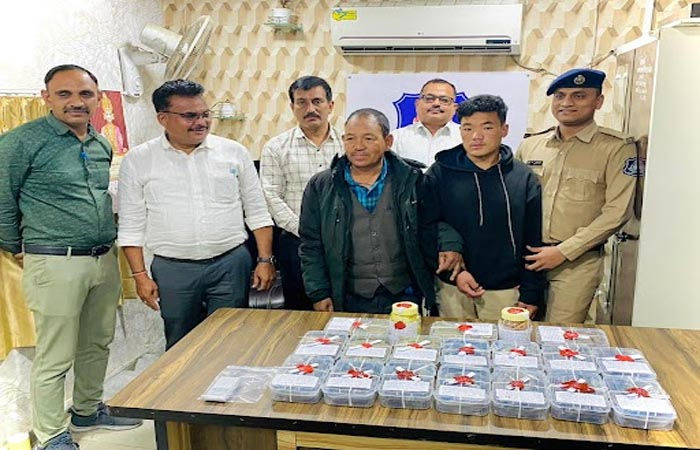 સુરતની સીમાડા ચેક પોસ્ટ પરથી બે નેપાળી યુવાન 8.700 કિલોગ્રામ ચરસ સાથે ઝડપાયા