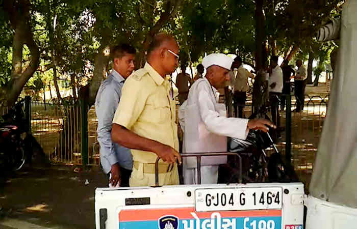 આત્મવિલોપન કરવા આવેલ નિવૃત્ત રેલવે કર્મીની અટકાયત