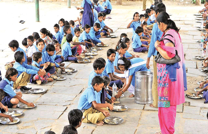 સુરત: ભાજપના પ્રદેશ પ્રમુખે કુપોષિત બાળકોને પોષણ યુક્ત આહાર માટે જાહેરાત કરી પણ સ્કૂલમાં મધ્યાહન ભોજન બંધ