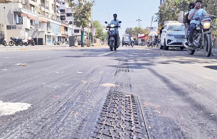 સુરન્દ્વનગરમાં 3.50 કરોડના ખર્ચે બનાવેલો ડામર રોડ પીગળ્યો