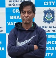 પાર્ટી પ્લોટની બહાર ગિલોલથી કારનો કાચ તોડી સામાન ઉઠાવતો રીઢો ચોર પકડાયો,25 ગુનામાં સંડોવણી