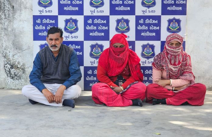 કચ્છ: ગાંધીધામમાં ઓટલા પર બેસવા જેવી નજીવી બાબતે આધેડને જીવતો સળગાવ્યો, બે મહિલા સહિત ત્રણની ધરપકડ