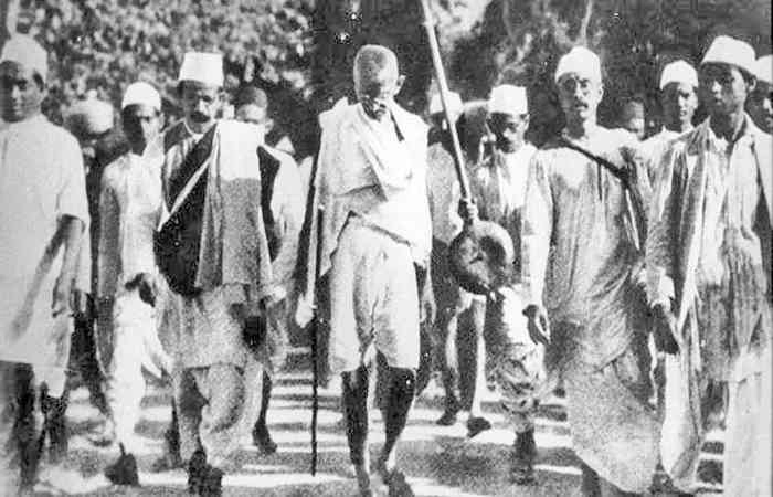 ગાંધી ટોપી પહેરનારને સરકાર દેશદ્રોહી કેમ કહે છે? કારણ કે ખાદીની ટોપીમાં વિદેશી સરકારને રાજકારણની ગંધ આવે છે