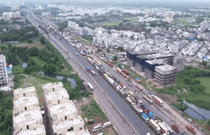 VIDEO: આ ગુડ્સ ટ્રેન નથી: વડોદરા હાઈવે પર વાહનોની લાંબી કતારો, જામ્બુવા બ્રિજ પાસે 15 કિલોમીટર લાંબો ટ્રાફિક જામ