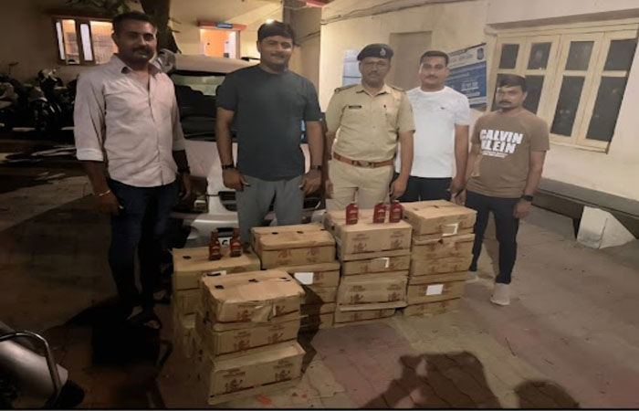 જામનગરમાં પાર્ક કરાયેલી વેગેનાર કારમાંથી ઇંગ્લિશ દારૂનો જથ્થો ઝડપાયો : રૂ.4,93,500 નો મુદ્દામાલ કબ્જે, આરોપીની શોધખોળ