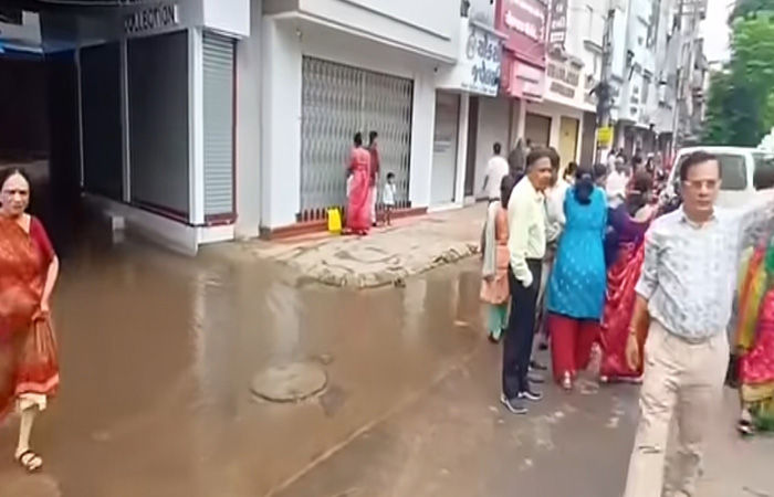 વિઠ્ઠલનાથજીના વરઘોડામાં માર્ગ ઉપર ઉભરાતી ગટરથી ભક્તોમાં કચવાટ