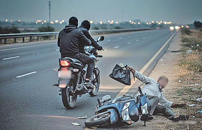 ગીબપુરા પાસે આંગડિયાકર્મીની રૃ.20 લાખ ભરેલી બેગ ઝૂંટવી 3 શખ્સ ફરાર