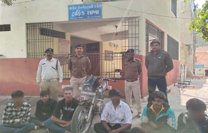 જામનગરમાં નાગનાથ ગેઇટ ચોકડી માં જાહેરમાં બાઈક પર સ્ટંટ કરી રીલ બનાવનારા 6  શખ્સોના પોલીસે સીન વિખી નાખ્યા: ગુનો નોંધી બાઈક કબજે કરાયું