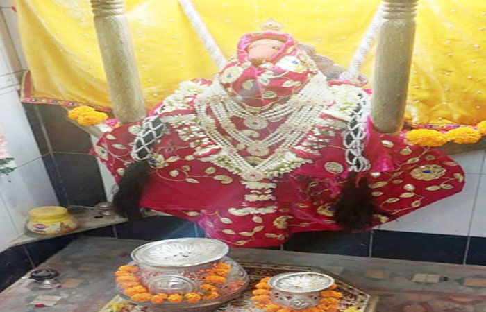 ચાંદીની ઝારીજી પર એકાંક્ષી (શ્રીફળ) સ્વરૂપે બિરાજતા સ્વયંભૂ રાંદલ માતાજી