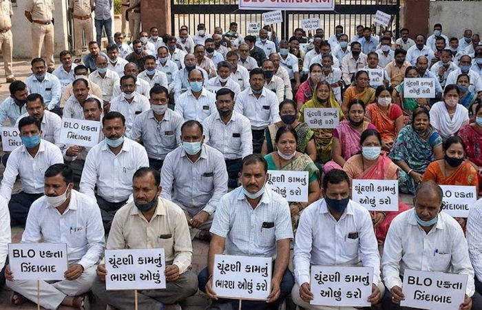 અમદાવાદમાં 200થી વધુ BLO ધરણા પર, ચૂંટણી કામગીરી સામે રોષ, અધિકારીઓ દ્વારા નોટિસની ધમકી