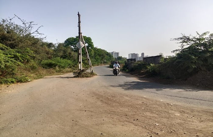 સુરત પાલિકા અને વીજ કંપની વચ્ચે સંકલનના અભાવે લોકોને હાલાકી : ભાઠા ગામના નવા ટીપી રોડ વચ્ચે થાંભલો એટલે અકસ્માતને આમંત્રણ