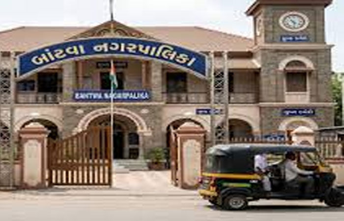 જોખમી ખાડા માટે પાલિકાને દોષી ગણી બાંટવાના નગરપતિ પર હુમલો