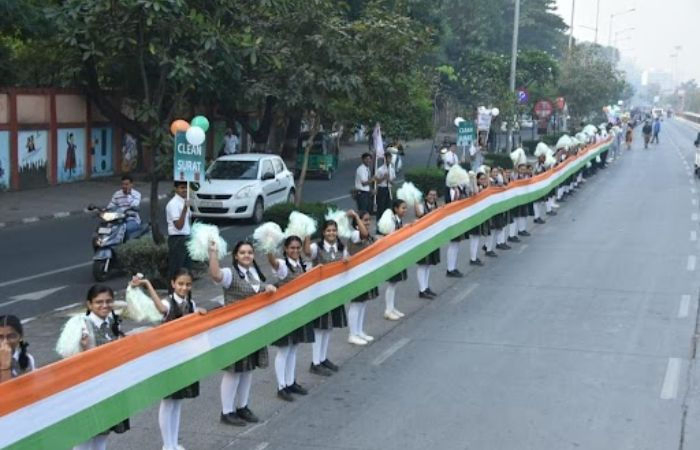 15 કિ.મી. લાંબી માનવ સાંકળ રચીને સુરતીઓએ રચ્યો ઈતિહાસ
