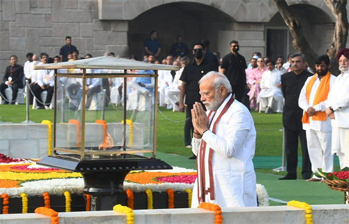 ગાંધી જયંતિએ વડાપ્રધાને રાજઘાટ ઉપર મહાત્માજીને શ્રધ્ધાંજલિ અર્પી
