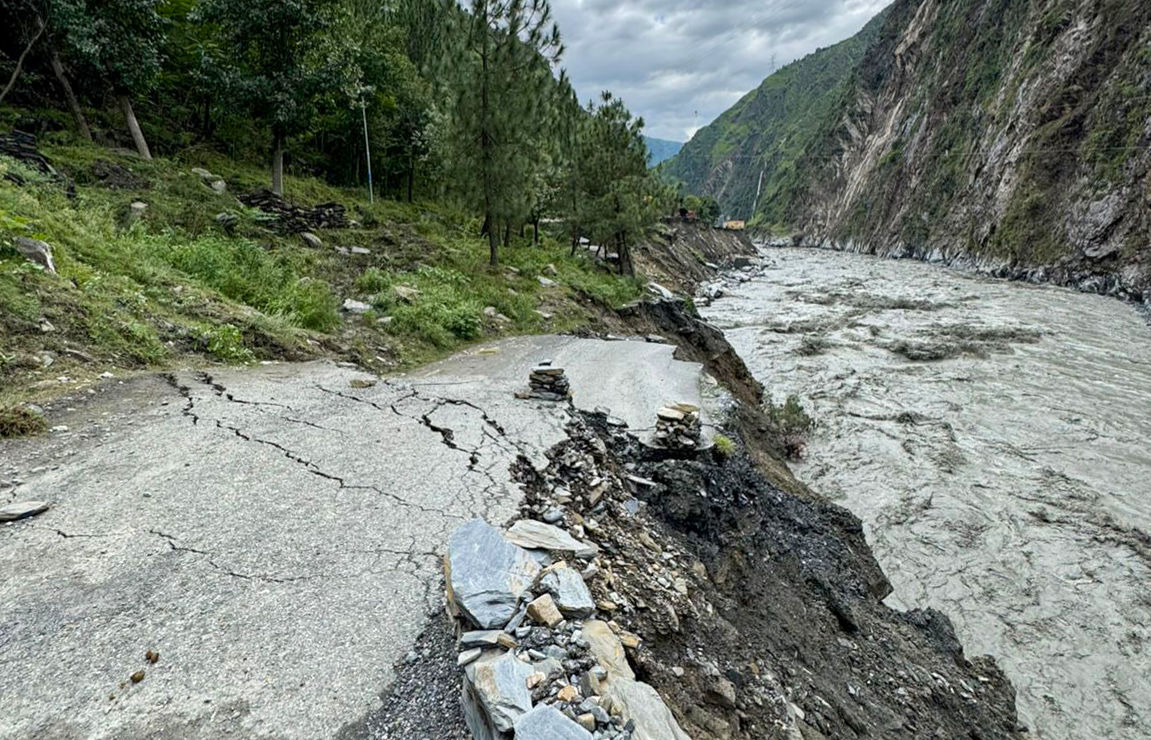 Six killed after landslide bury 2 houses in Himachal Pradesh; rescue op continues