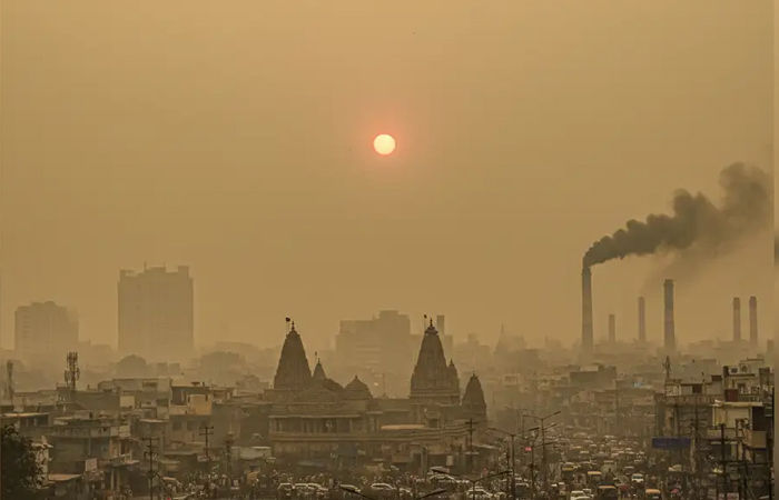 દિવાળીએ દિલ્હી 'ગેસ ચેમ્બર' બન્યું, AQI 400 પાર થતાં શ્વાસ લેવો પણ મુશ્કેલ, કેરળમાં વરસાદ