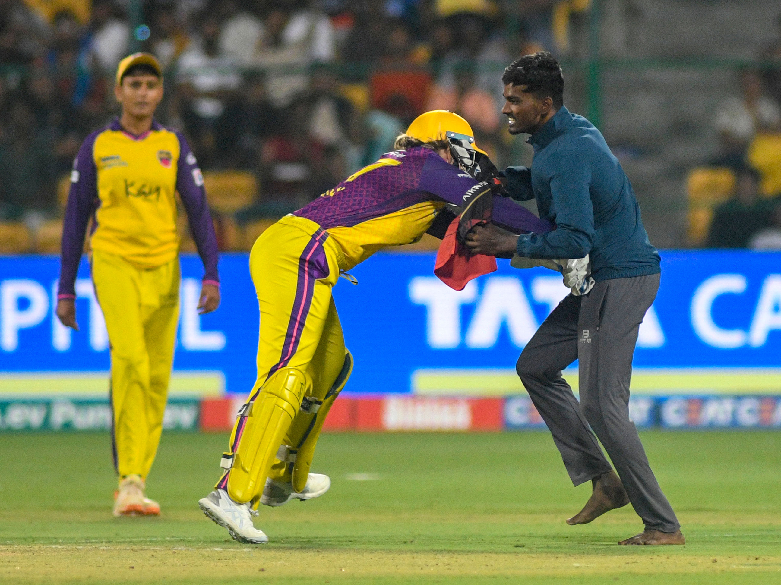 Alyssa Healy tackles pitch invader during WPL game