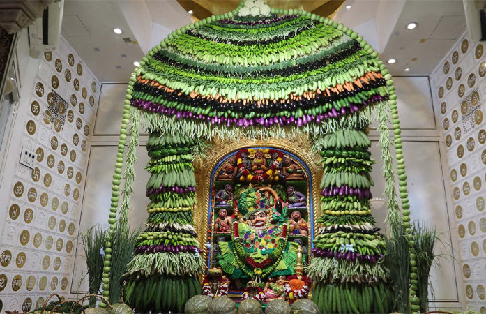 કષ્ટભંજન દેવને 1 હજાર કિલોથી વધુ શાકભાજીનો શણગાર, અઠવાડિયાની મહેનતે તૈયાર થયા ખાસ વાઘા