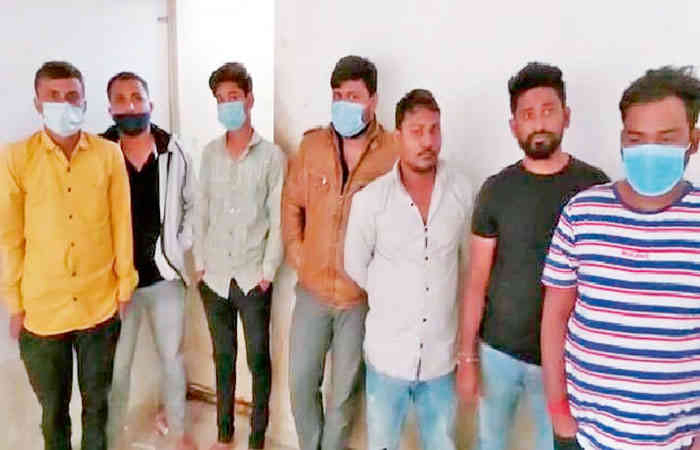 અણીયોર પાસે માલપુર અને બાયડના બે નાયબ મામલતદાર દારૂના નશાની હાલતમાં ઝડપાયા