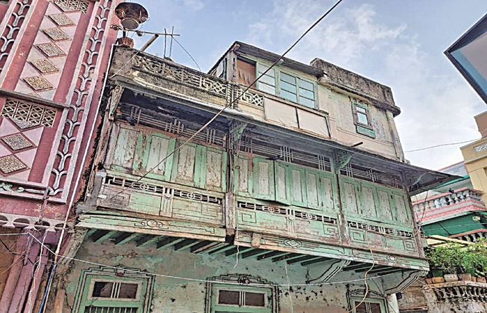 બાલાસિનોરમાં જર્જરિત ભયજનક મકાન દૂર કરવામાં પાલિકાની ઉપેક્ષા