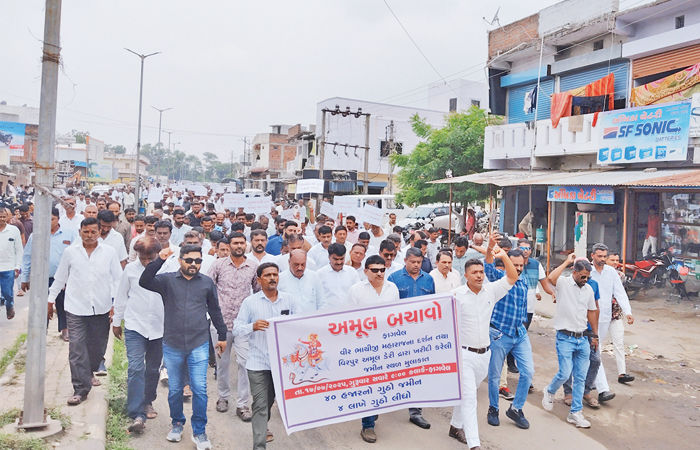 સાબર ડેરી બાદ અમૂલે ખરીદેલી જમીનનો વિવાદ: હવે વિરપુરમાં પશુપાલકોનો હલ્લાબોલ