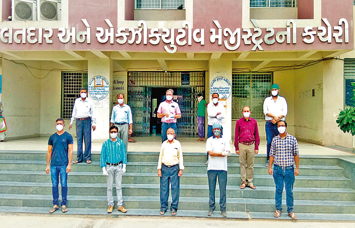 માસ્ક વગર ફરતા લોકો સામે પગલા ભરવા કલેક્ટરને રજુઆત કરાઈ