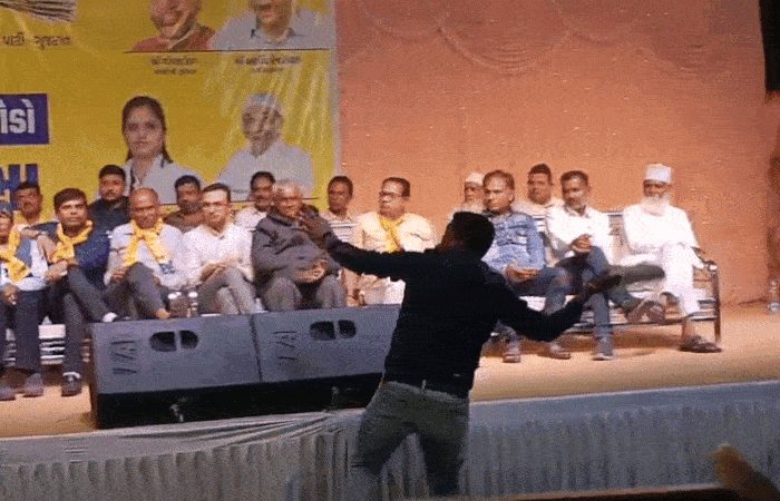 VIDEO: માંડ માંડ બચ્યા ગોપાલ ઈટાલિયા, જામનગરમાં યુવકે વિસાવદરના ધારાસભ્ય પર ફેંક્યું જૂતું