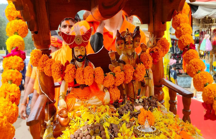 પરિક્રમાને બદલે ભગવાનની પાલખી સાથે ગુરૂ શિખર પર દર્શન કર્યા