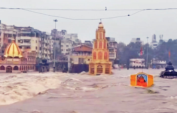 મરાઠવાડામાં નદીઓ ગાંડીતૂર, અનેક ગામોનો સંપર્ક તૂટયો : ગોદાવરીના પૂર નાસિકમાં ઘૂસ્યા