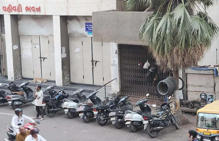 સુરત: મેયર-કમિશ્નર સહિતના અધિકારીઓ-પદાધિકારીઓ બેસે તેની સામે સેન્ટ્રલ ઝોનની ઓફિસના દરવાજે જ દબાણ