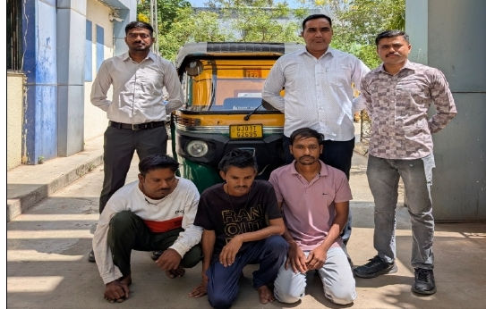 રીક્ષા પરના 'પોલીસ સ્ટીકર' ગેંગ માટે કાળ બન્યા, દાગીના ચોરતી કુખ્યાત ટોળકીના ૩ સાગરિતો જેલભેગા
