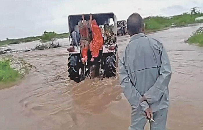 લખતરના અણીયાળી ગામને જોડતા મુખ્ય કોઝવે પર વરસાદી પાણી ફરી વળતા હાલાકી