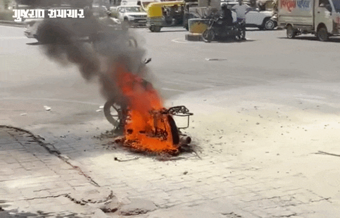 VIDEO| અમદાવાદ: આનંદનગર રોડ પર ચાલુ બાઇક ભડભડ સળગી ઉઠ્યું, ધોમધખતા તાપ વચ્ચે લાગેલી આગથી અફરાતફરી