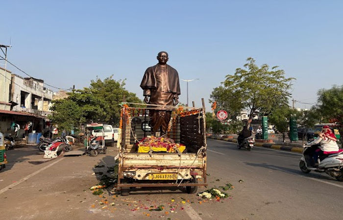 વડોદરાના પૂર્વ વિભાગના કિશનવાડી ચાર રસ્તા પર સરદાર વલ્લભભાઈની પ્રતિમાને ટેમ્પોમાં રઝળતી મૂકી દેવાતા રોષ