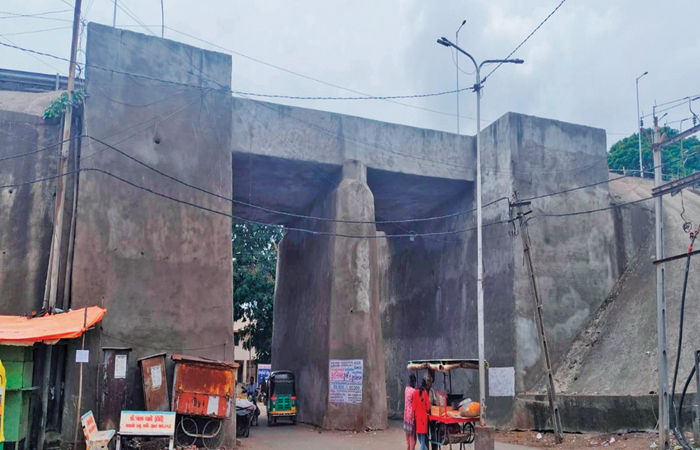 આણંદના ભાલેજ ઓવરબ્રિજની કોલમોમાં તિરાડો