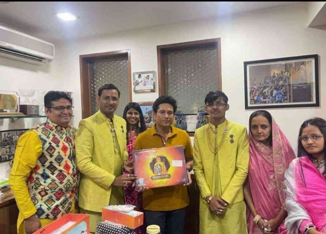 સુરતમાં દીક્ષા લેનાર મુંબઈના સંઘવી પરિવારના સચિન તેંડુલકર સાથે પરિવારિક સંબંધ હોવાથી તેમને પણ નિમંત્રણ અપાયું