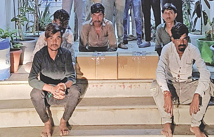 ધોલેરાના એપ્રોચ રોડ પરથી નશાકારક કફ સિરપની હેરાફેરી કરતા 5 શખ્સ પકડાયા