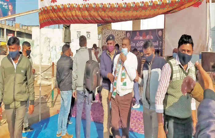 મોડાસમાં સિવિલની માંગ સાથે ધરણાં કરતા કોંગ્રેસના કાર્યકરોની અટકાયત