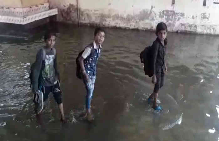 દાહોદમાં ગટરના ગંદા પાણી મુખ્ય માર્ગ પરથી શાળામાં ઘૂસ્યા